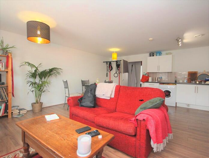 2 Bedroom Flat To Rent In St. James's Street, London, E17