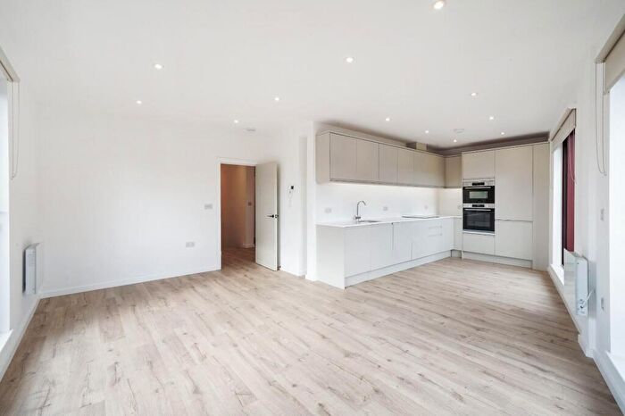 3 Bedroom Flat To Rent In Dunelm Street, Stepney, E1