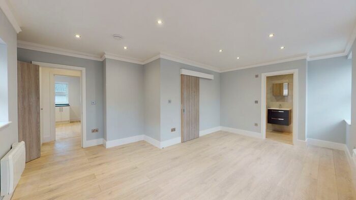 Flat To Rent In Leyland Road, Burgess Hill, RH15