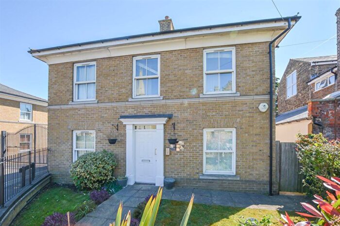 2 Bedroom Apartment For Sale In St. Helens Mews, Brentwood, CM14