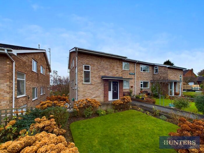 2 Bedroom Flat For Sale In Sea Cliff Crescent, Scarborough, YO11
