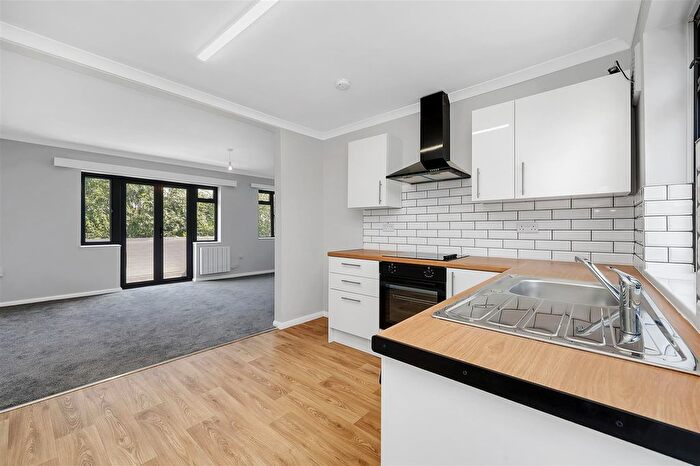 2 Bedroom Flat To Rent In Kingsbridge Avenue, Acton, W3