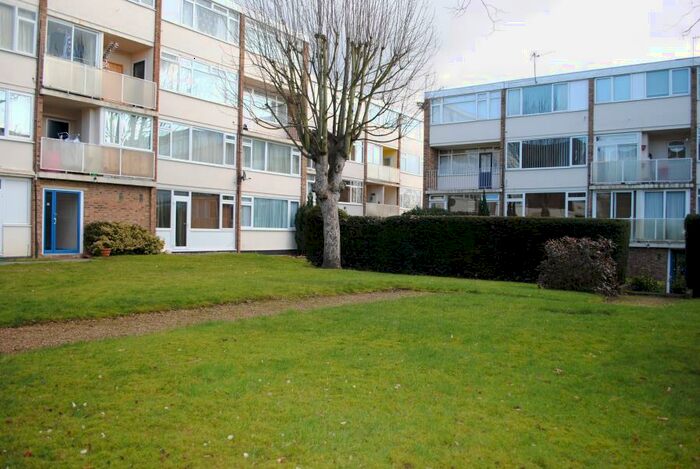 2 Bedroom Flat To Rent In Woking, GU22