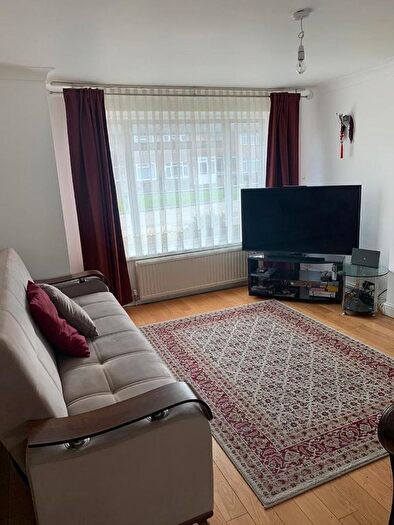 3 Bedroom Detached House To Rent In Ferns Close, Enfield, EN3