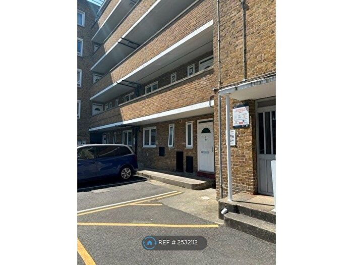 3 Bedroom Flat To Rent In Addington House, London, SW9