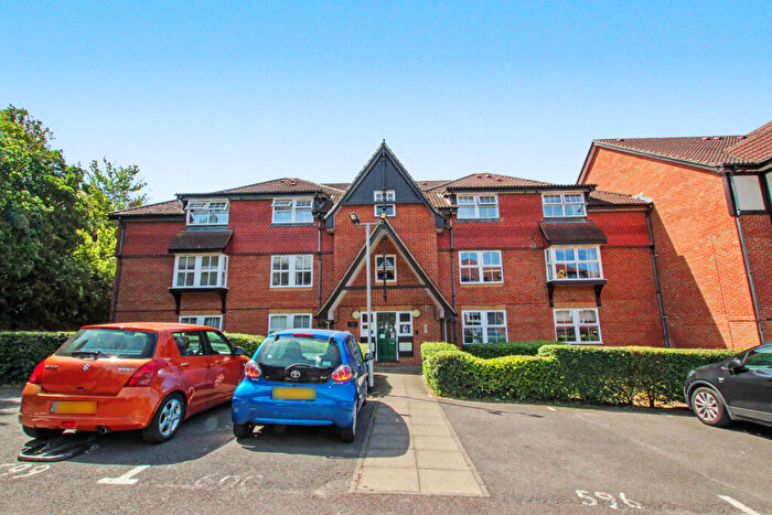2 Bedroom Apartment For Sale In Grange Crescent, Dartford, DA2
