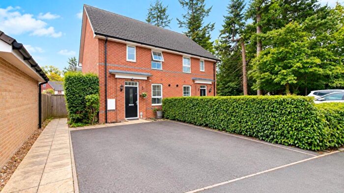 3 Bedroom Semi-Detached House For Sale In Peregrine Way, Hatfield, AL10