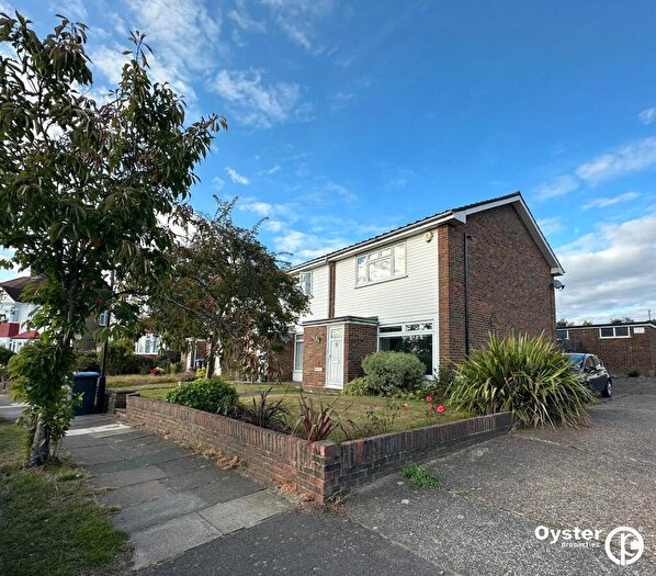 2 Bedroom Property To Rent In Oakwood Crescent, London, N21