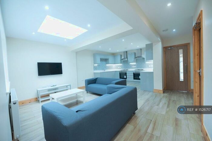 6 Bedroom Detached House To Rent In St. Peters Road, Reading, RG6