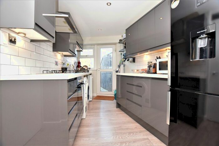 2 Bedroom Maisonette To Rent In Dunton Road, London, SE1