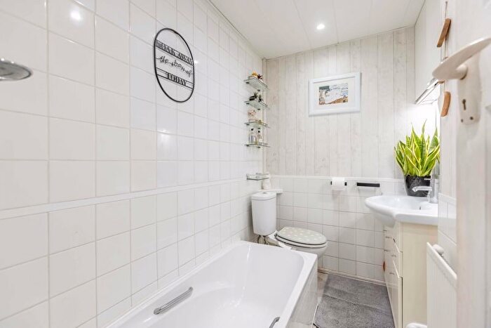 2 Bedroom Semi-Detached House For Sale In Grays Road, Slough, SL1