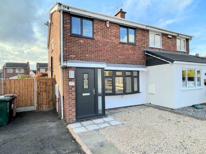 Semi-Detached House To Rent In Ruston Close, Swadlincote, DE11