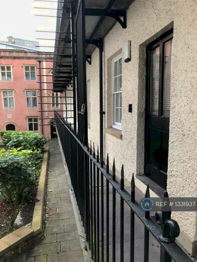 2 Bedroom Flat To Rent In Bartholowmew's Court, Bristol, BS1