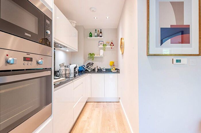 1 Bedroom Flat To Rent In Lakeside Drive, Park Royal, London, NW10