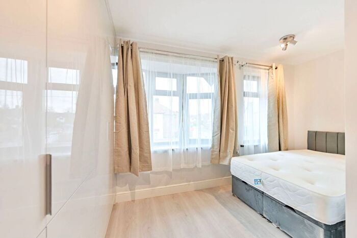 Studio To Rent In Hounslow Avenue, Hounslow, TW3