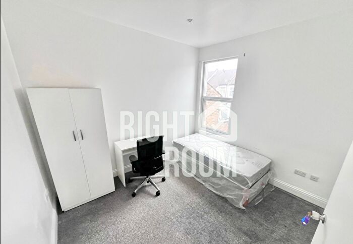 2 Bedroom Flat To Rent In Tarling Road, London, N2