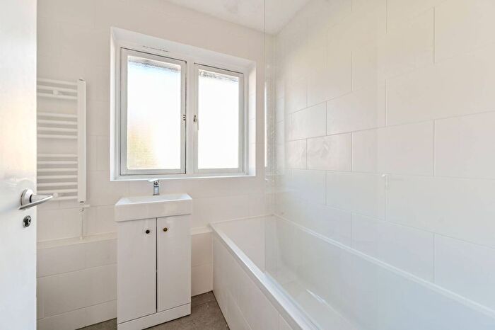 4 Bedroom Terraced House To Rent In Minerva Close, Oval, London, SW9