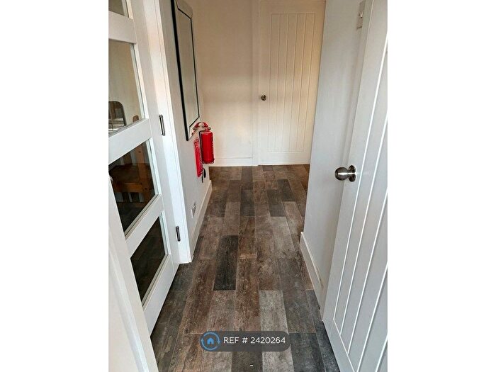 3 Bedroom Flat To Rent In Brigstock House, London, SE5