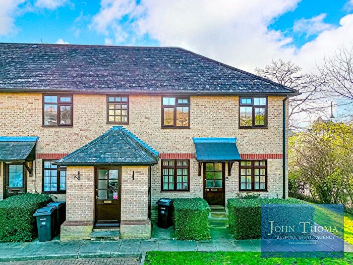 2 Bedroom Flat For Sale In Westfield Park Drive, Woodford Green, IG8