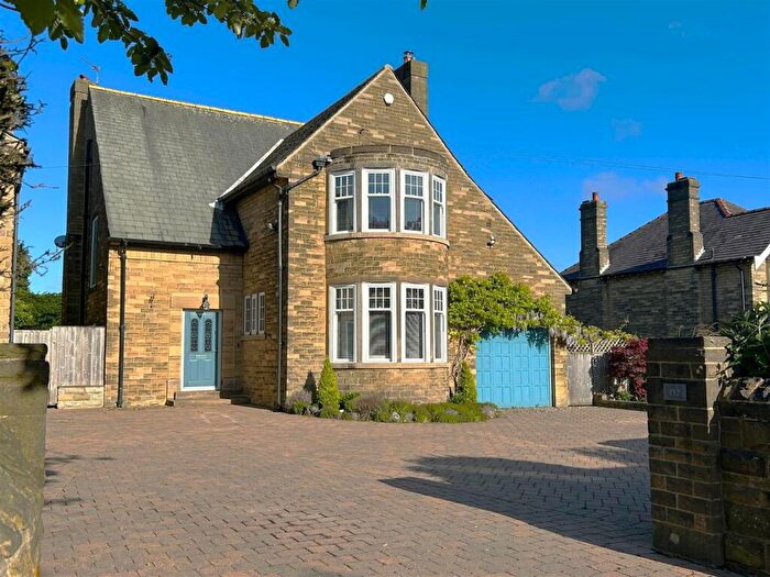 3 Bedroom Detached House For Sale In Huddersfield Road, Brighouse, HD6