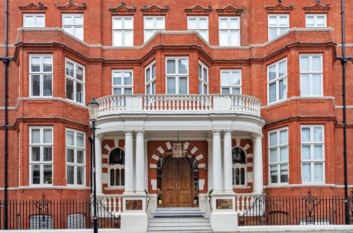 3 Bedroom Flat To Rent In Hans Crescent, London, SW1X