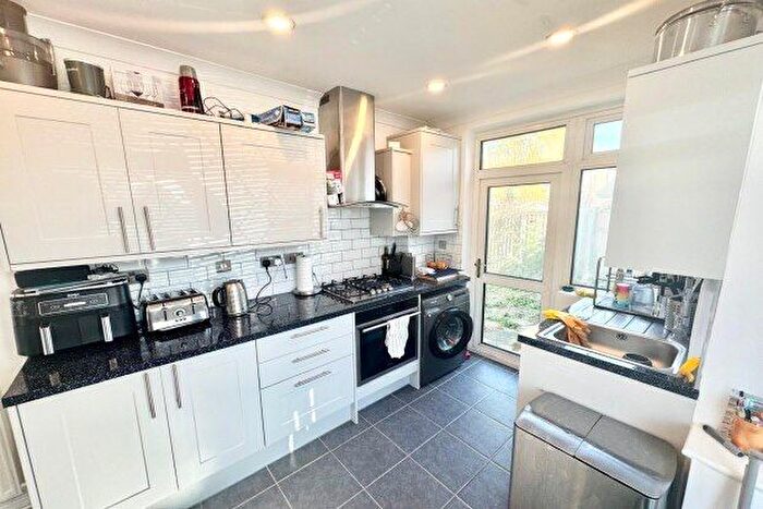 2 Bedroom Maisonette To Rent In Glenwood Avenue, Rainham, RM13