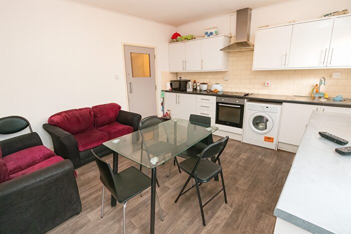 5 Bedroom Flat To Rent In Prince Of Wales Drive, London, SW11