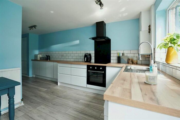 3 Bedroom Property To Rent In Queensland Crescent, Burton-On-Trent, DE15