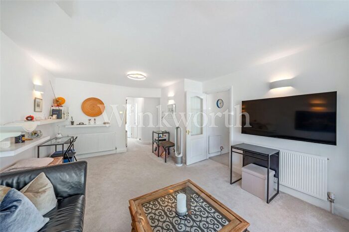 2 Bedroom Flat To Rent In The Drive, London, NW11