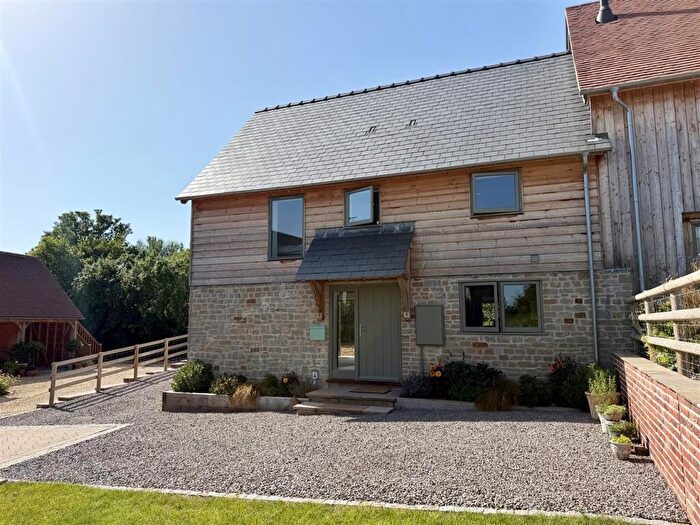 3 Bedroom Detached House For Sale In The Barn Yard, Woonton, HR3