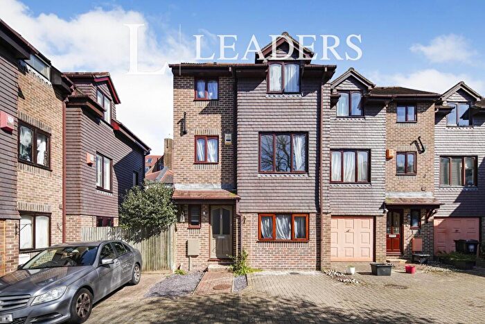 3 Bedroom Town House To Rent In Preston Village Mews, BN1