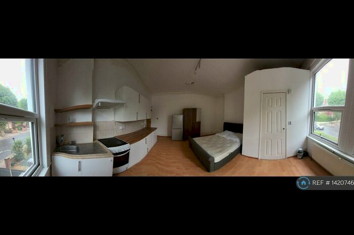 Studio To Rent In Walm Lane, London, NW2