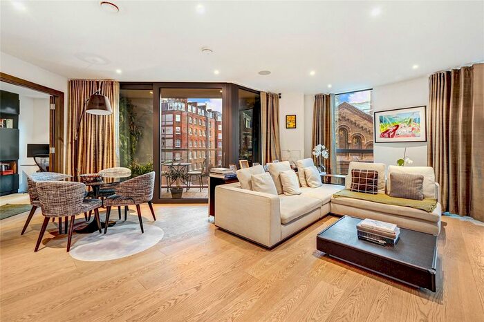 3 Bedroom Flat To Rent In Wellington House, Buckingham Gate, Westminster, London, SW1E