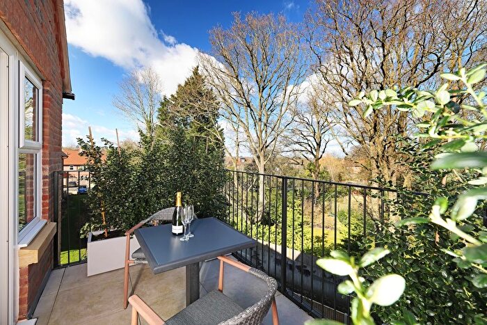 2 Bedroom Flat For Sale In Hatch Lane, Windsor, SL4
