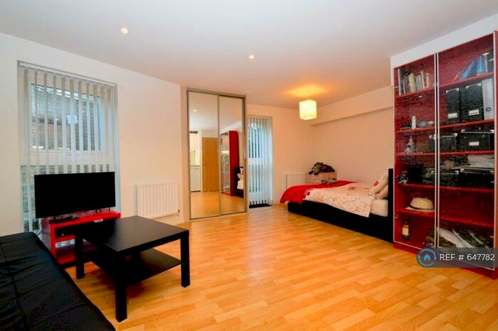 Studio To Rent In Northpoint House, London, N1