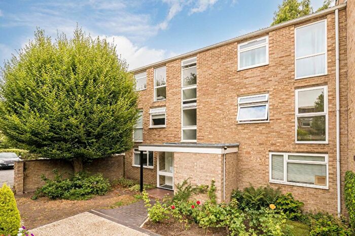 1 Bedroom Flat For Sale In Harrowdene Gardens, Teddington, TW11