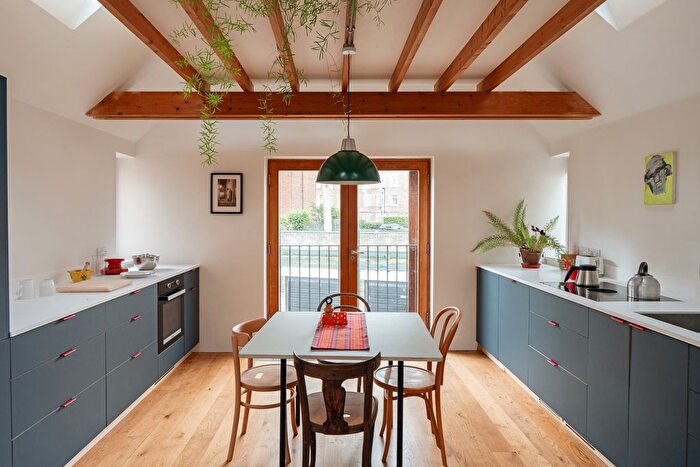 2 Bedroom Detached House For Sale In Scoble Place, London, N16