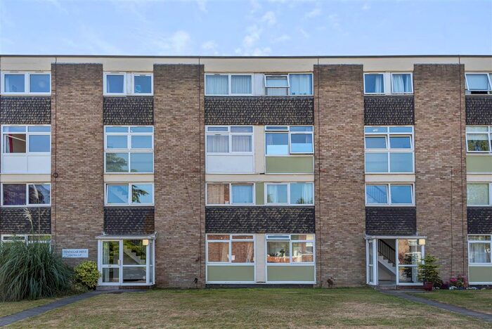 3 Bedroom Flat To Rent In Trafalgar Drive, Walton-On-Thames, KT12