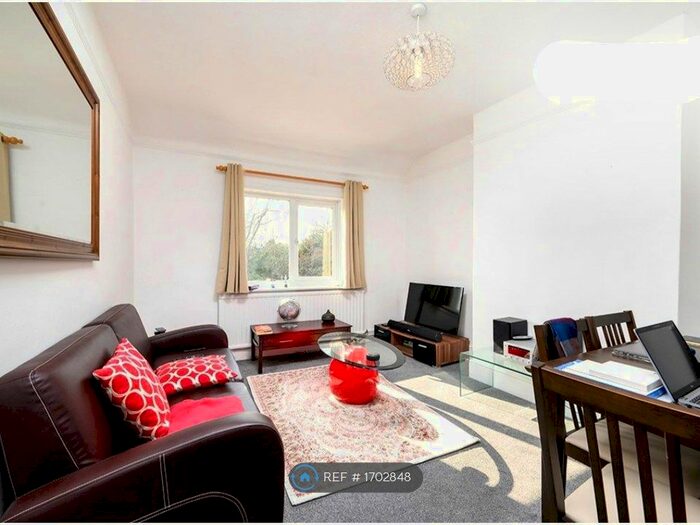 2 Bedroom Maisonette To Rent In Millway, London, NW7