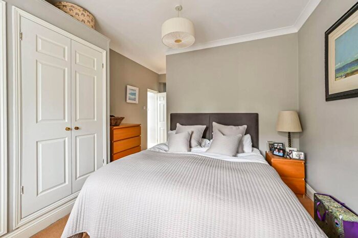 2 Bedroom Flat To Rent In Bolingbroke Grove, Wandsworth Common, London, SW11