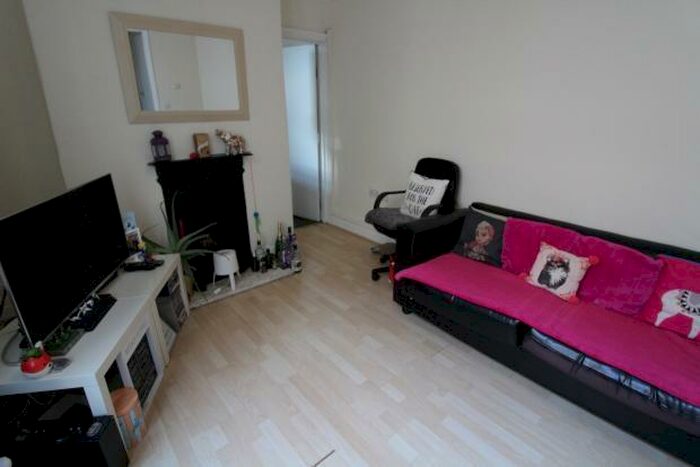 2 Bedroom Flat To Rent In Keppoch Street -, CF24