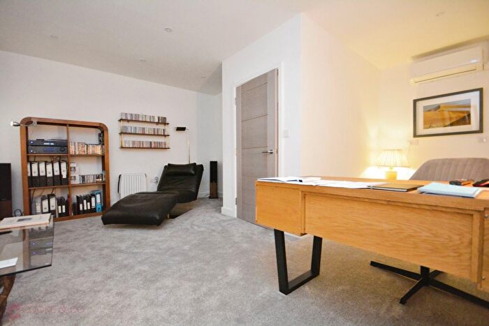 3 Bedroom End Of Terrace House For Sale In Kingsgate Avenue, Broadstairs, Kent, CT10