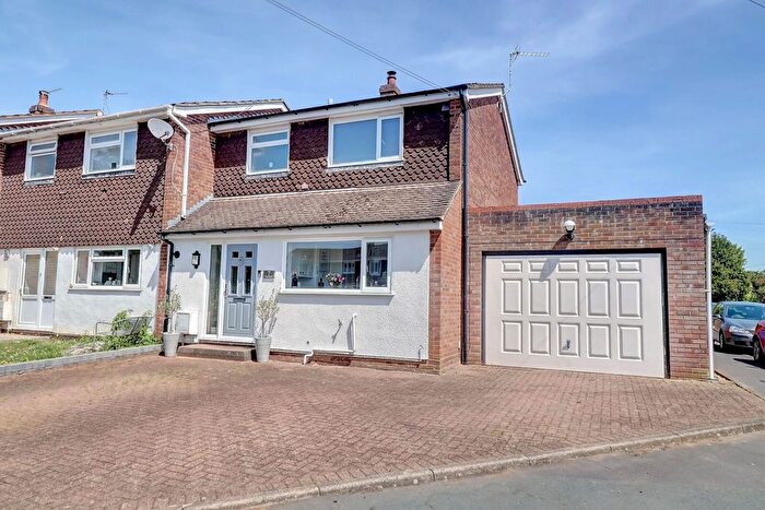 3 Bedroom End Terrace House For Sale In Fox Road, Holmer Green, High Wycombe, Buckinghamshire, HP15
