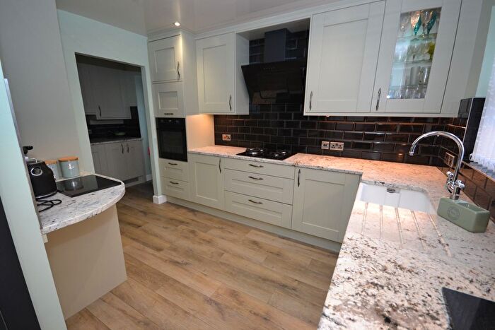 4 Bedroom Semi-Detached House For Sale In Thamesbrook, Hull, HU7