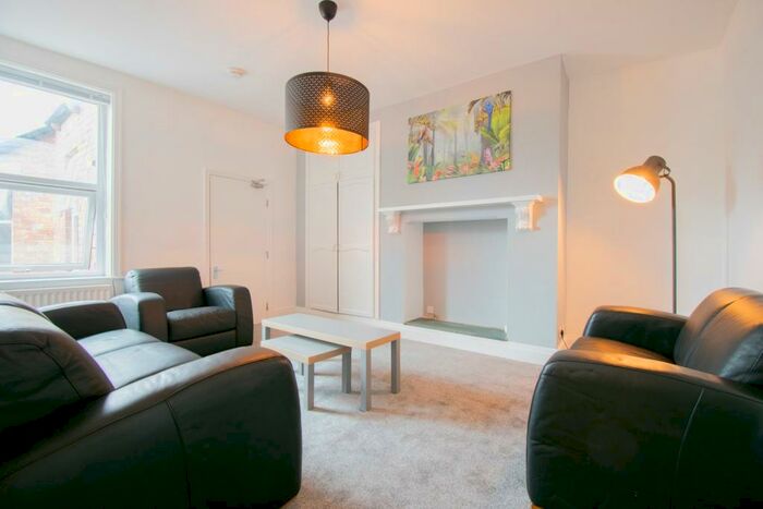 5 Bedroom Maisonette To Rent In Buston Terrace, Newcastle Upon Tyne, NE2