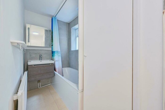 1 Bedroom Flat To Rent In Aylmer Drive, Stanmore, HA7