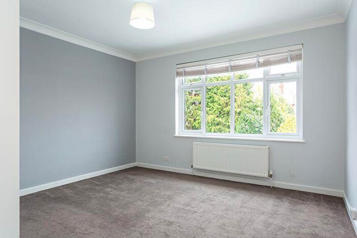 2 Bedroom Flat For Sale In Ewell Road, Surbiton, KT6