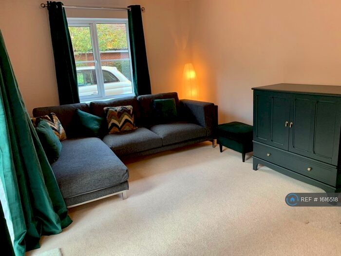 2 Bedroom Flat To Rent In Stretton Court, Weybridge, KT13