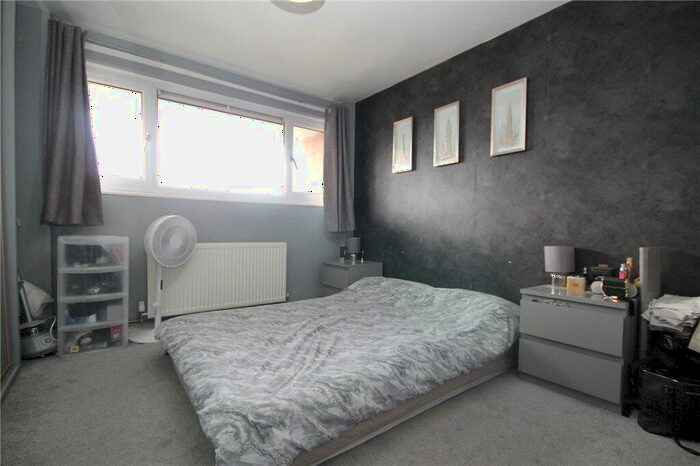 1 Bedroom Flat For Sale In Chetwode Road, Tadworth, Surrey, KT20