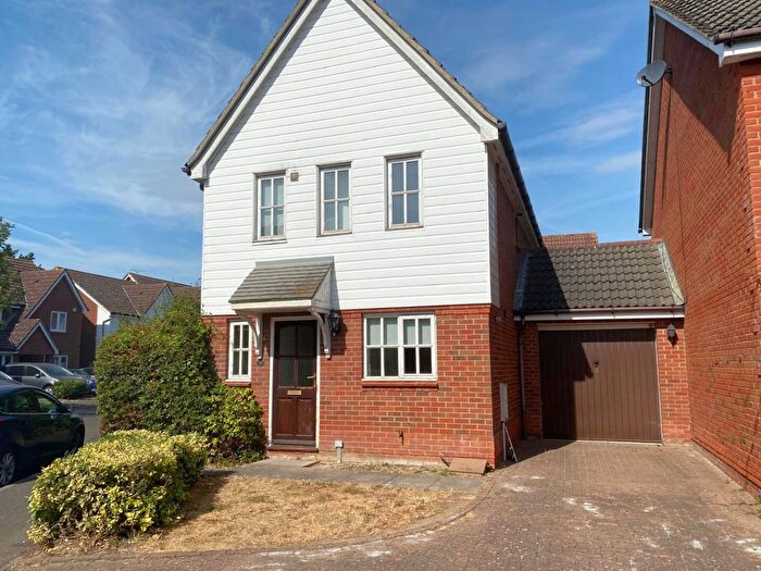 3 Bedroom Link Detached House To Rent In Peake Avenue, Kirby Cross, CO13